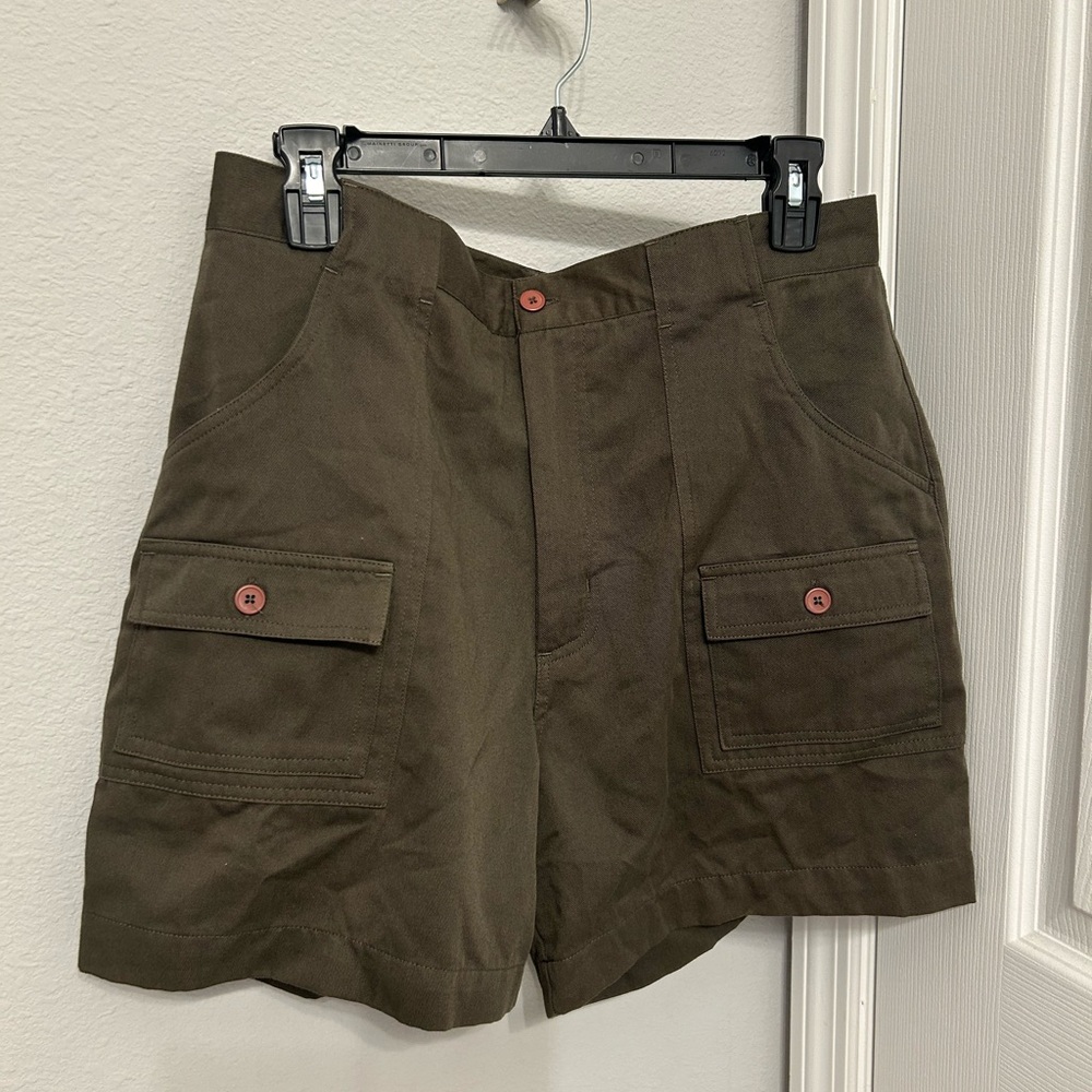 Hunter green double pocket shorts size 34 new condition